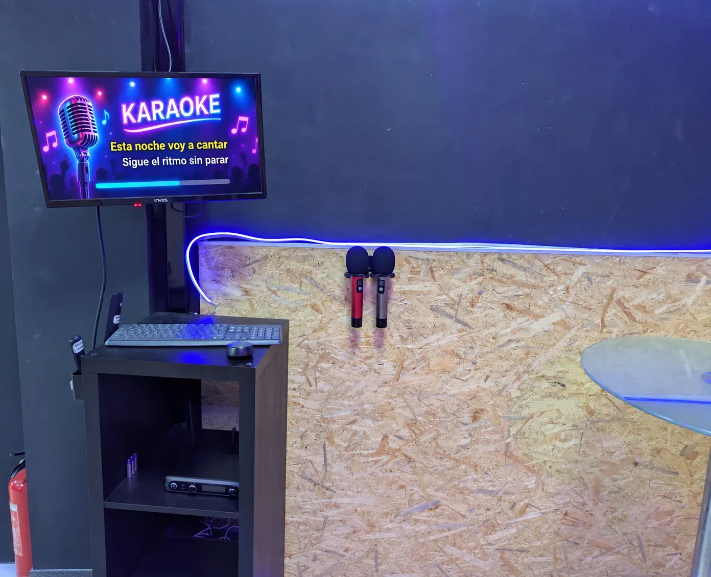 Pantalla y micrófonos de karaoke de Sala Vendrell