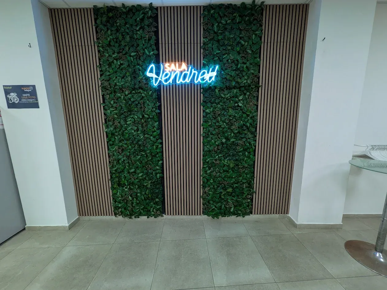 Rótulo luminoso de Sala Vendrell en la nueva zona decorativa