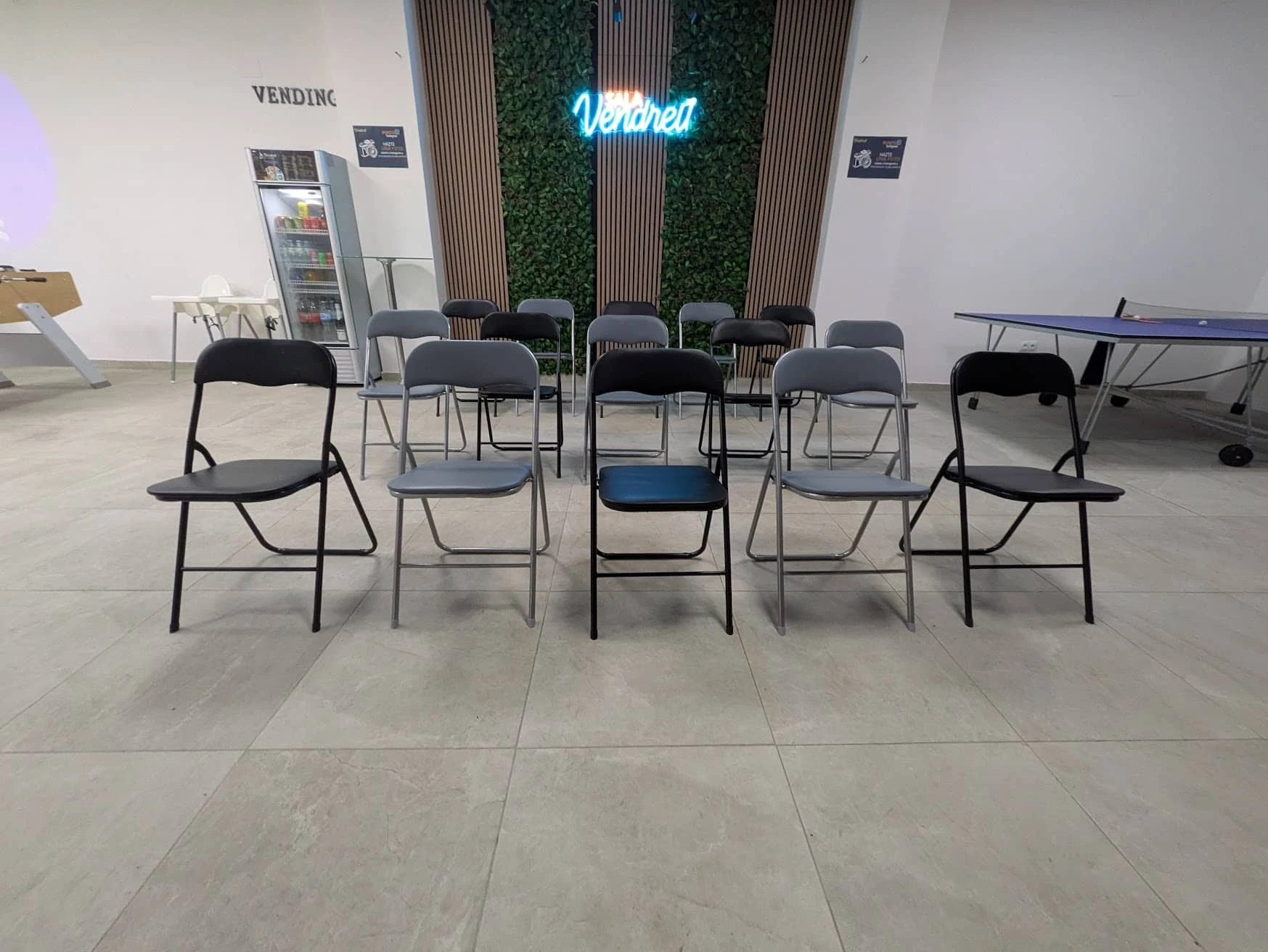 Sillas negras y grises de Sala Vendrell disponibles para eventos