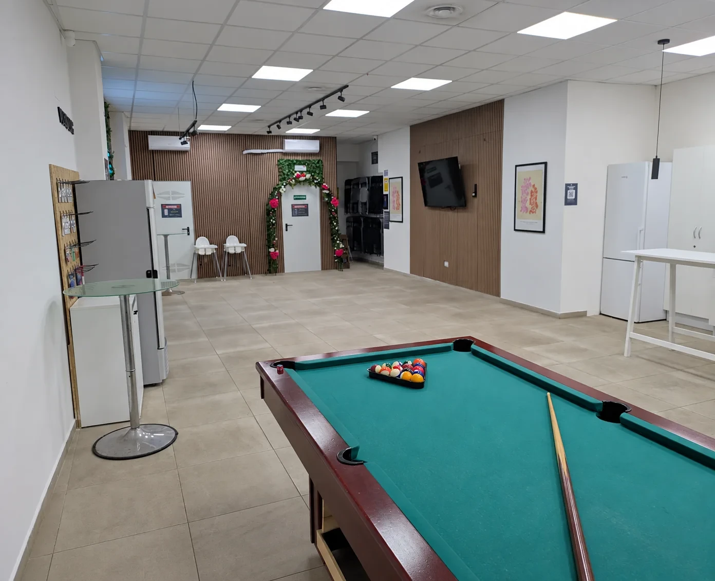 Espacio principal de Sala Vendrell con mesas y zona de billar