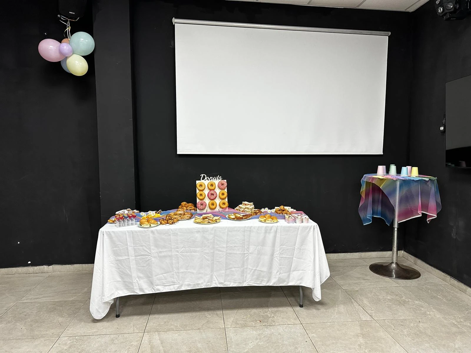 Mesa de celebración frente a la pantalla
