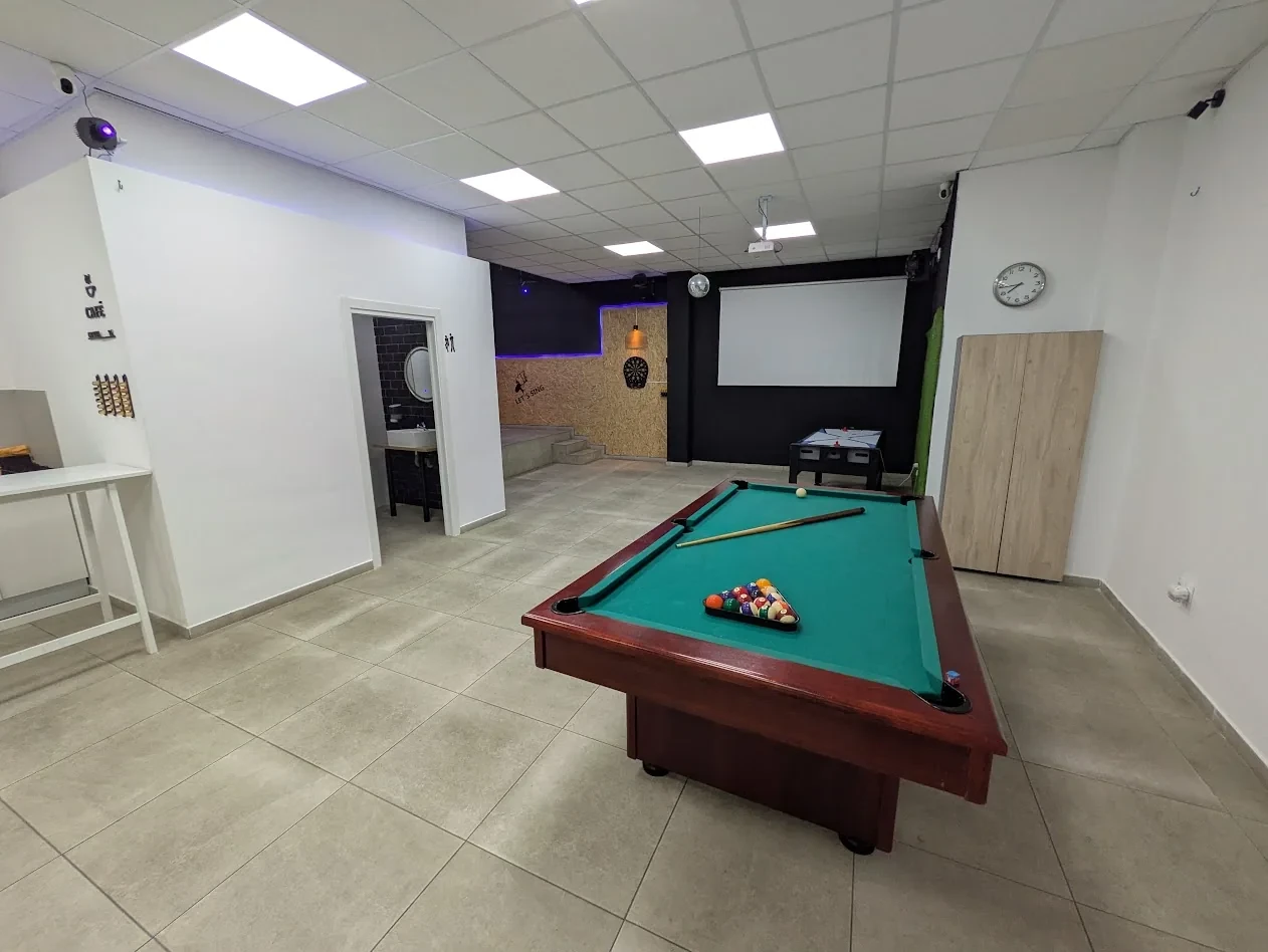 Vista actual de Sala Vendrell con billar y air hockey