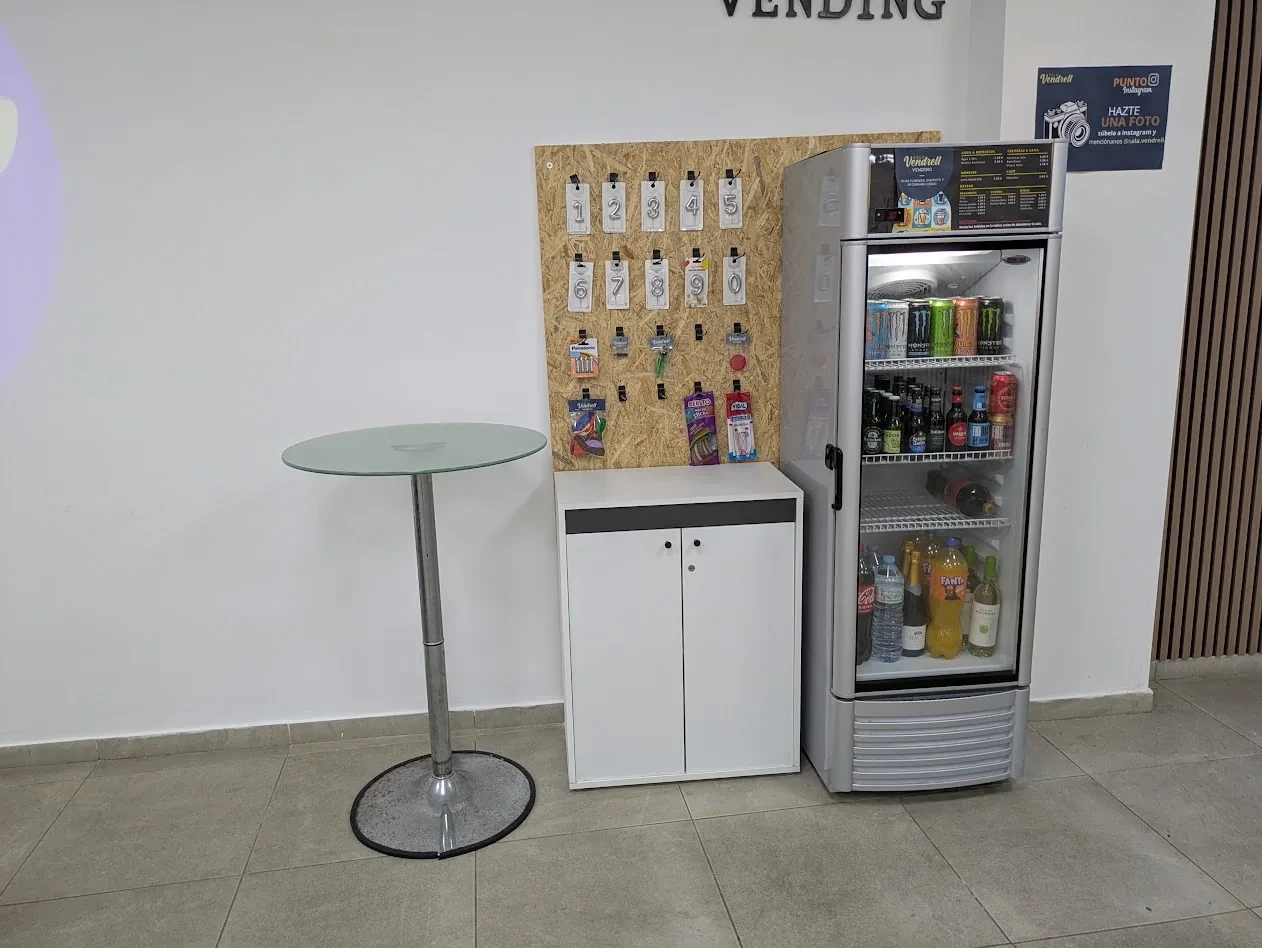 Nevera y aparador de vending de la sala
