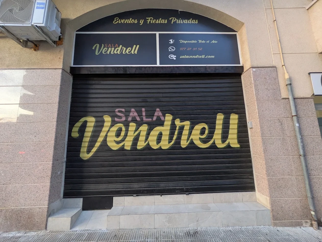 Fachada y entrada exterior de Sala Vendrell