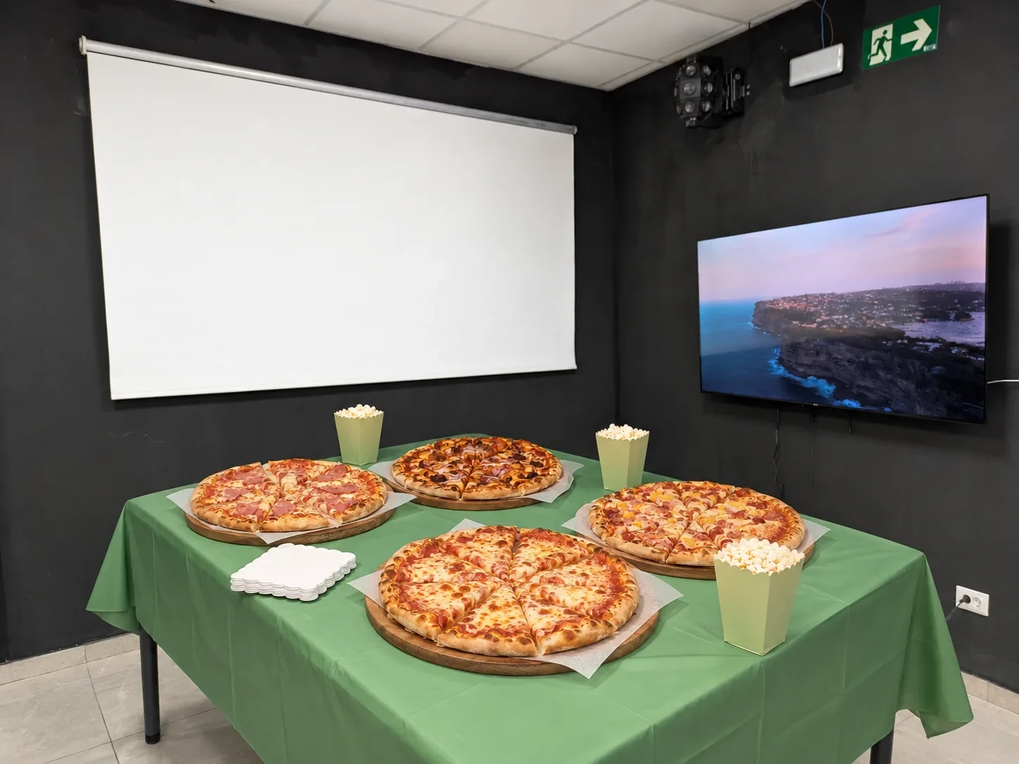 Composición ilustrativa de pizzas en la zona de pantalla real