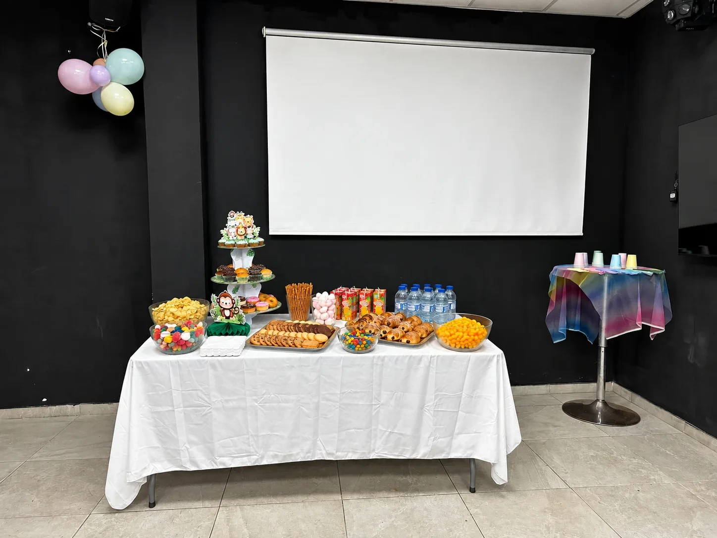 Composición ilustrativa de merienda infantil junto a la pantalla real