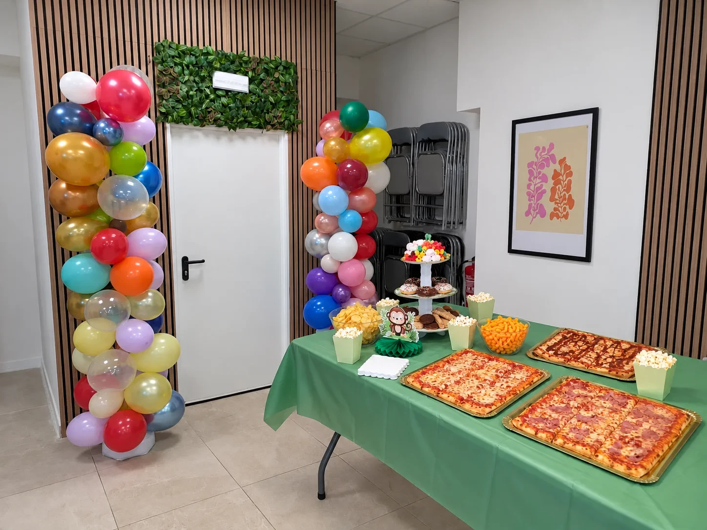 Composición ilustrativa de pizza infantil junto a la entrada real