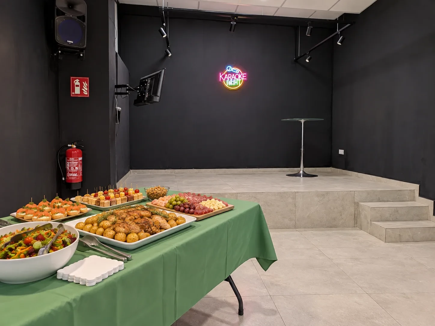 Composición ilustrativa de un menú completo junto al escenario real