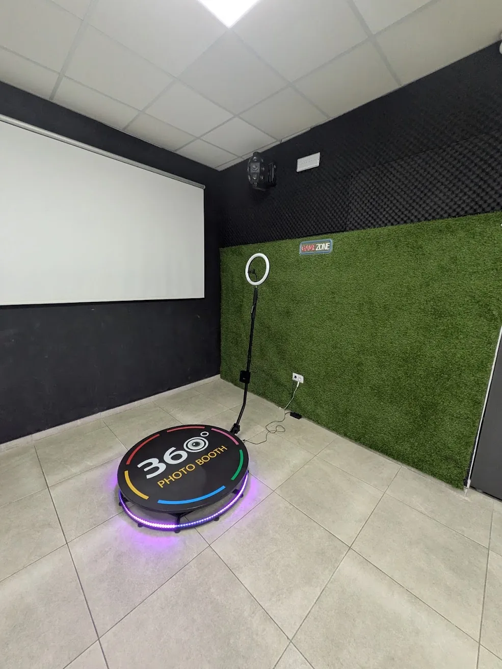 Plataforma de fotomatón 360 instalada en una celebración