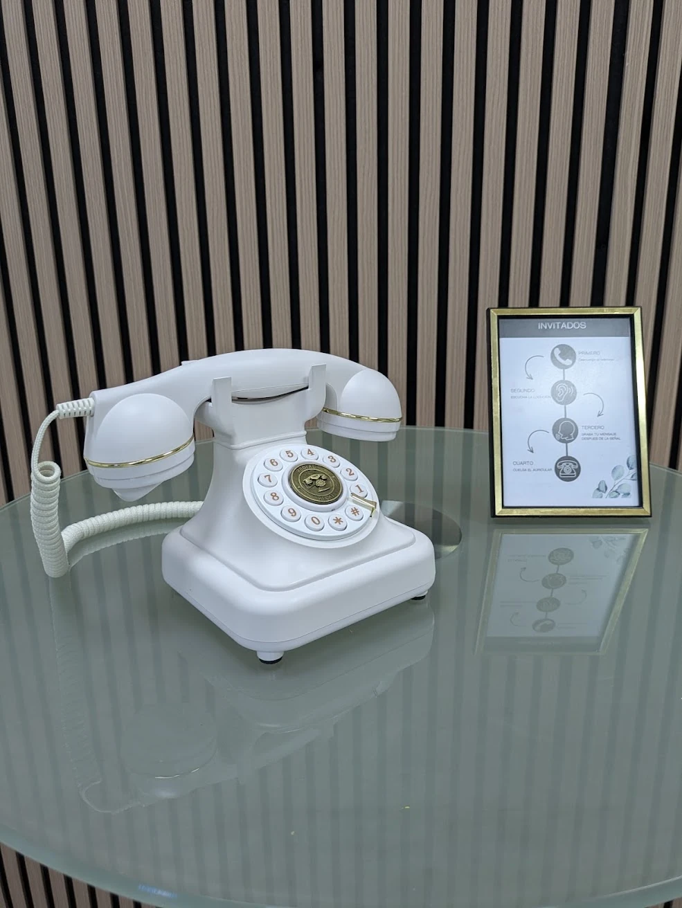 Detalle del teléfono de voz para invitados
