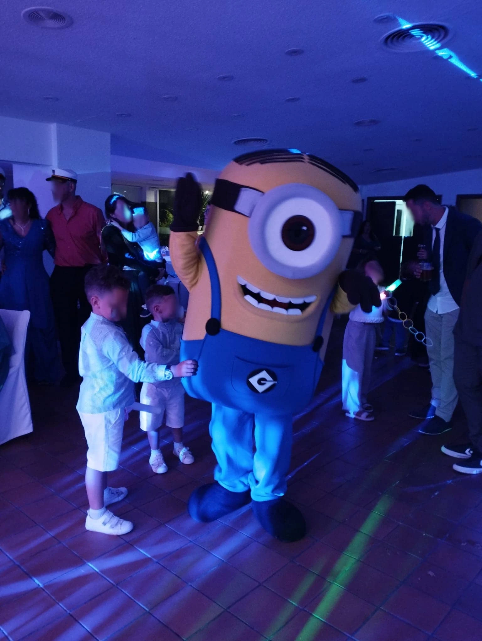 Personaje Minion animando una celebración
