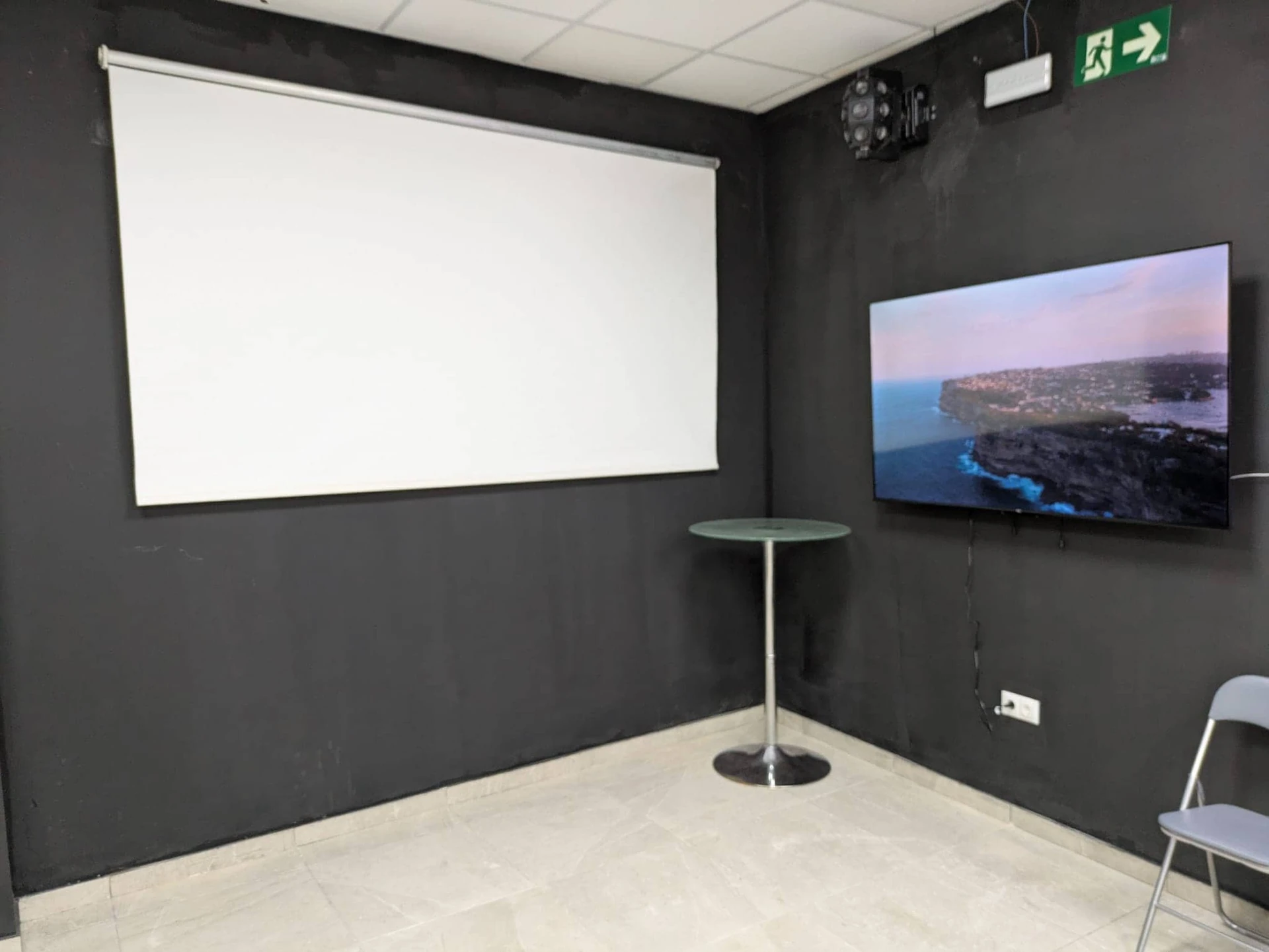 Zona de pantalla y televisión de Sala Vendrell para una reunión de empresa