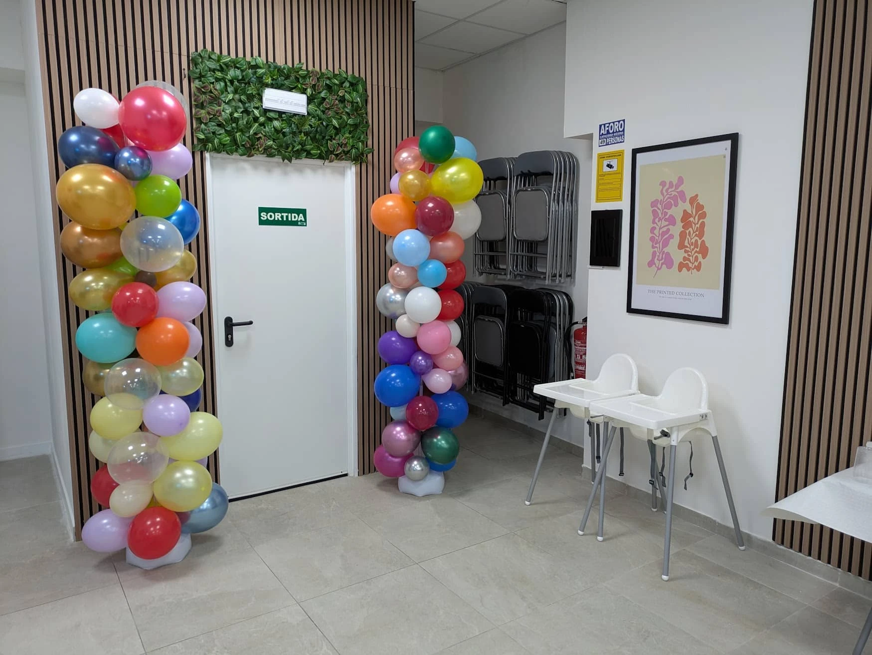 Entrada de Sala Vendrell preparada para una celebración