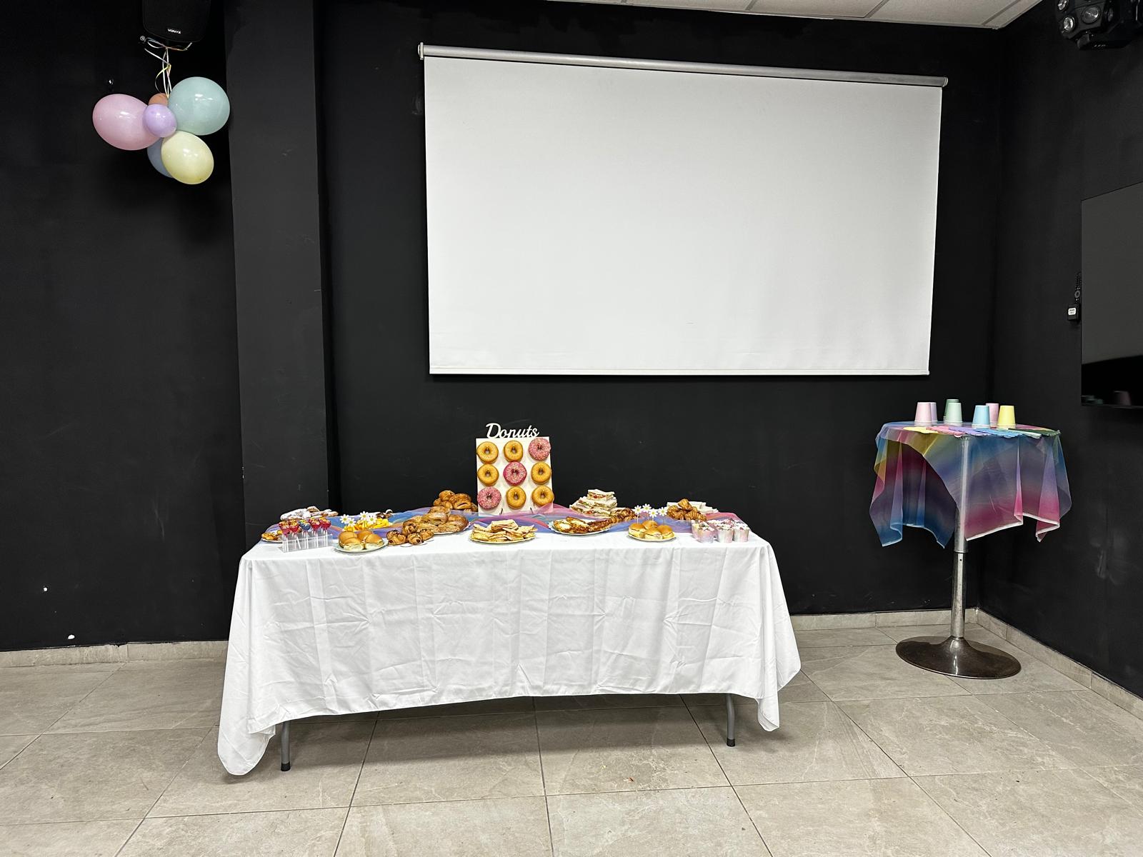 Mesa de celebración frente a la pantalla