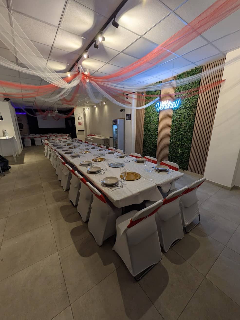 Mesas preparadas para un evento