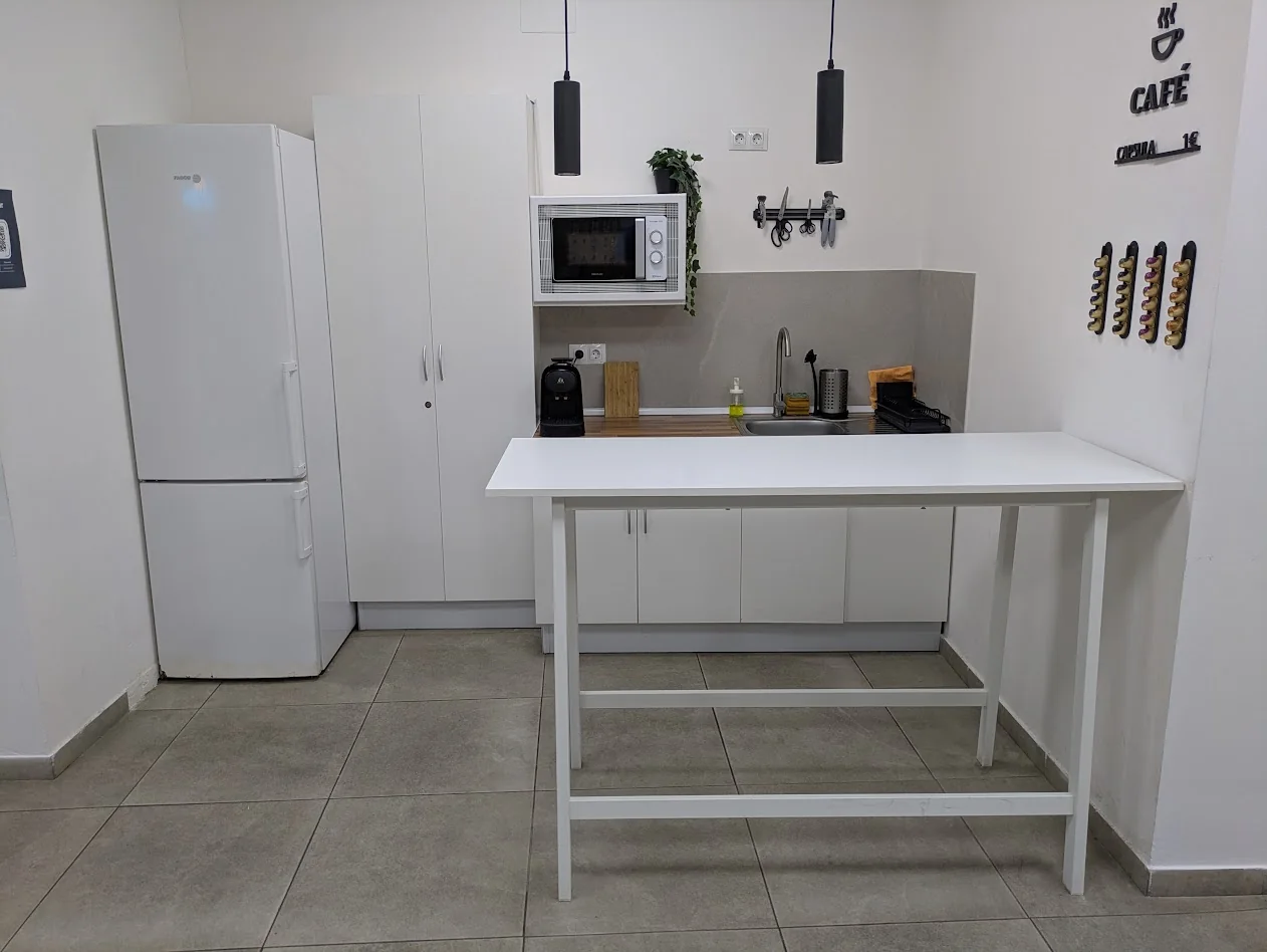 Cocina de apoyo actual equipada con nevera y microondas