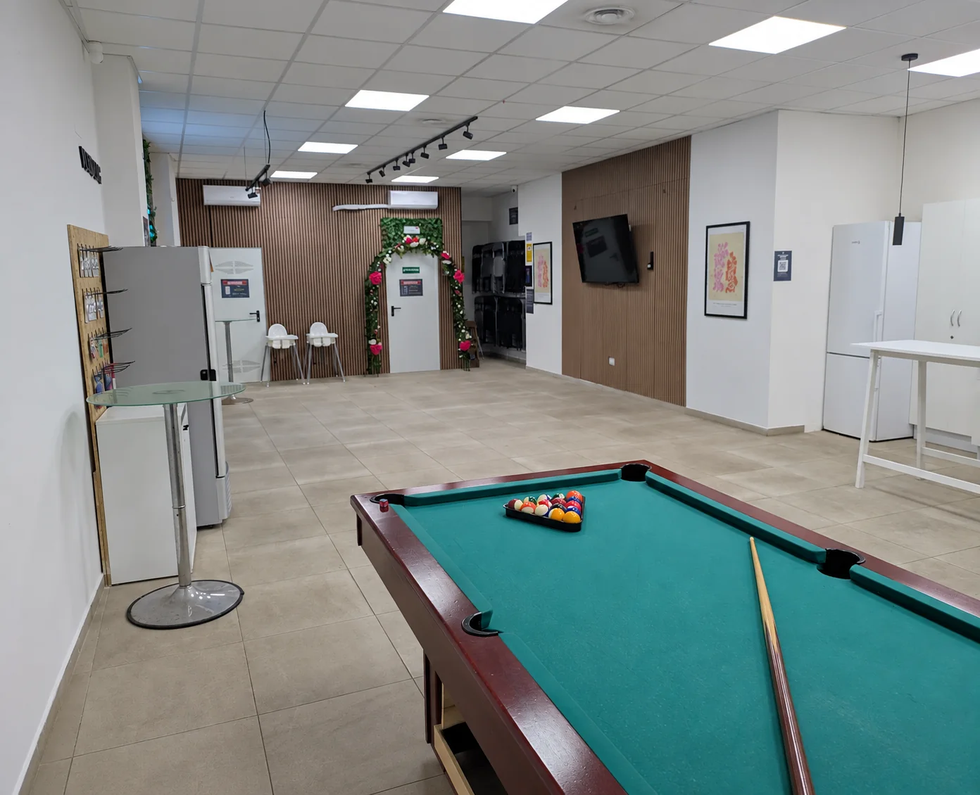 Espacio principal de Sala Vendrell con mesas y zona de billar