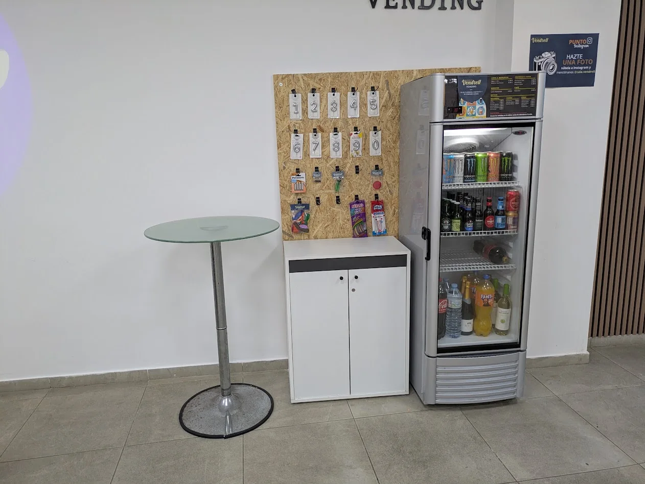 Nevera y aparador de vending de la sala
